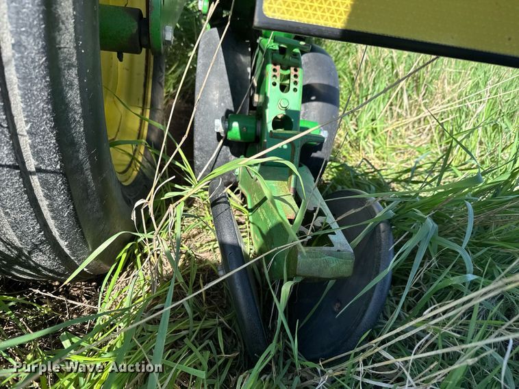 image for item EQ1432 2002 John Deere 1770 Conservation planter