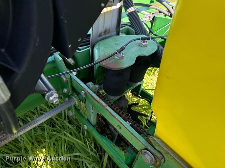 image for item EQ1432 2002 John Deere 1770 Conservation planter