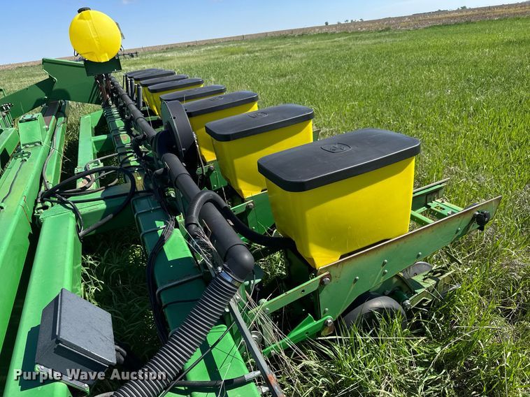 image for item EQ1432 2002 John Deere 1770 Conservation planter