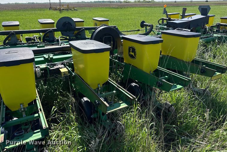 image for item EQ1432 2002 John Deere 1770 Conservation planter