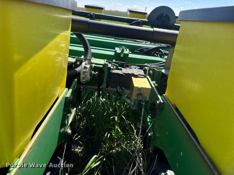 image for item EQ1432 2002 John Deere 1770 Conservation planter