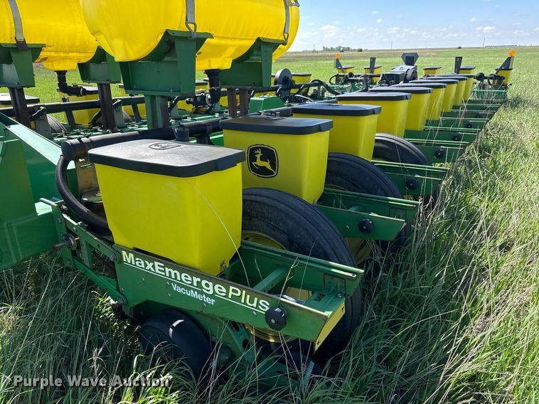 image for item EQ1432 2002 John Deere 1770 Conservation planter