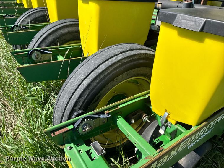image for item EQ1432 2002 John Deere 1770 Conservation planter