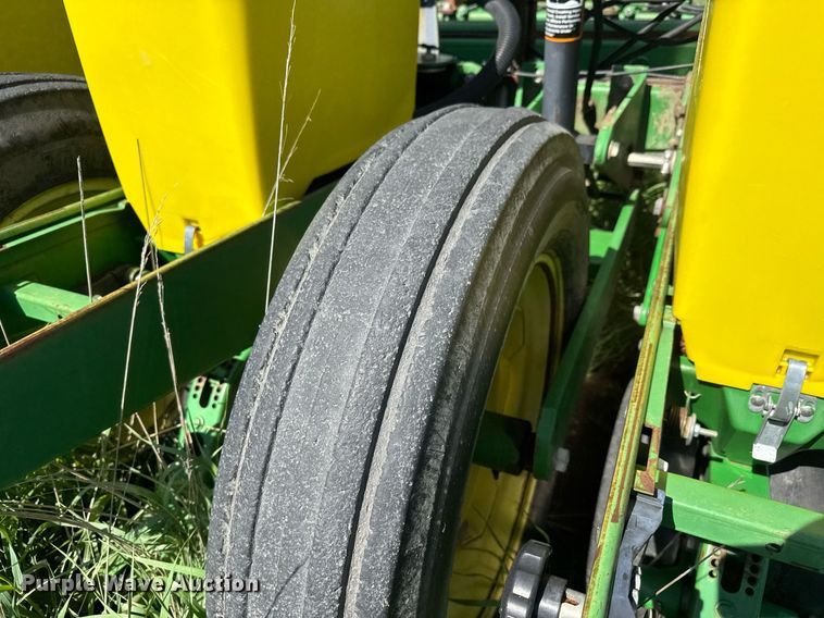 image for item EQ1432 2002 John Deere 1770 Conservation planter