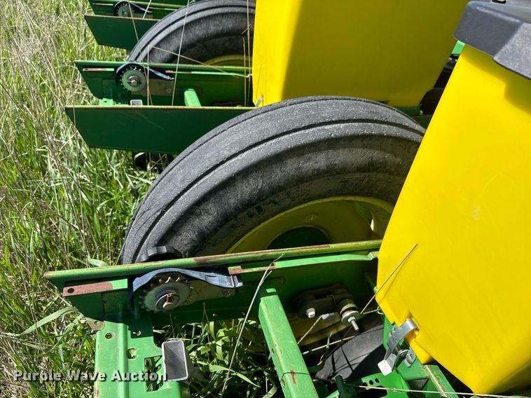 image for item EQ1432 2002 John Deere 1770 Conservation planter