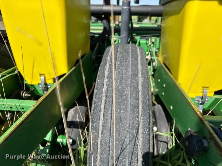 image for item EQ1432 2002 John Deere 1770 Conservation planter