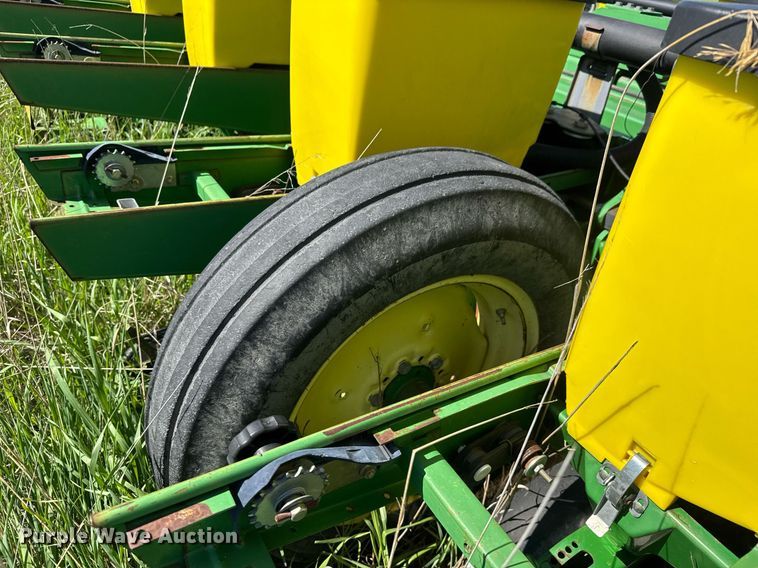 image for item EQ1432 2002 John Deere 1770 Conservation planter