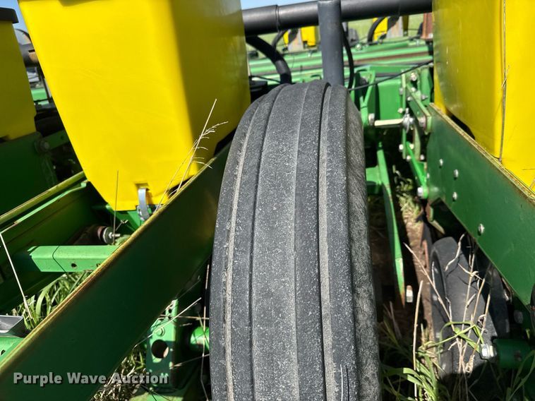 image for item EQ1432 2002 John Deere 1770 Conservation planter