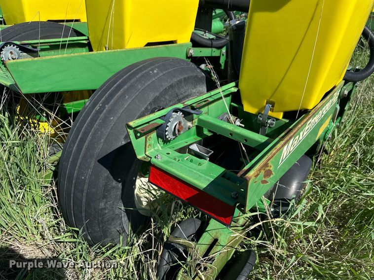 image for item EQ1432 2002 John Deere 1770 Conservation planter