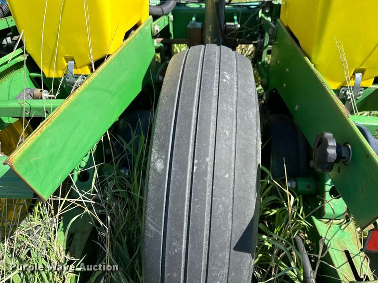image for item EQ1432 2002 John Deere 1770 Conservation planter
