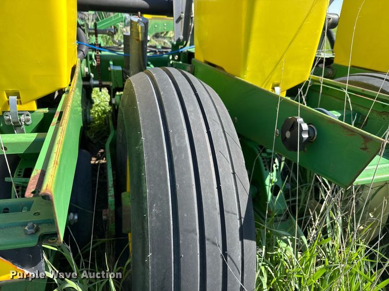 image for item EQ1432 2002 John Deere 1770 Conservation planter