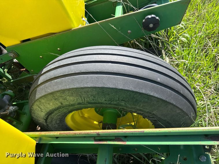 image for item EQ1432 2002 John Deere 1770 Conservation planter