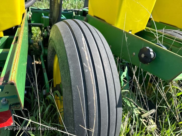 image for item EQ1432 2002 John Deere 1770 Conservation planter