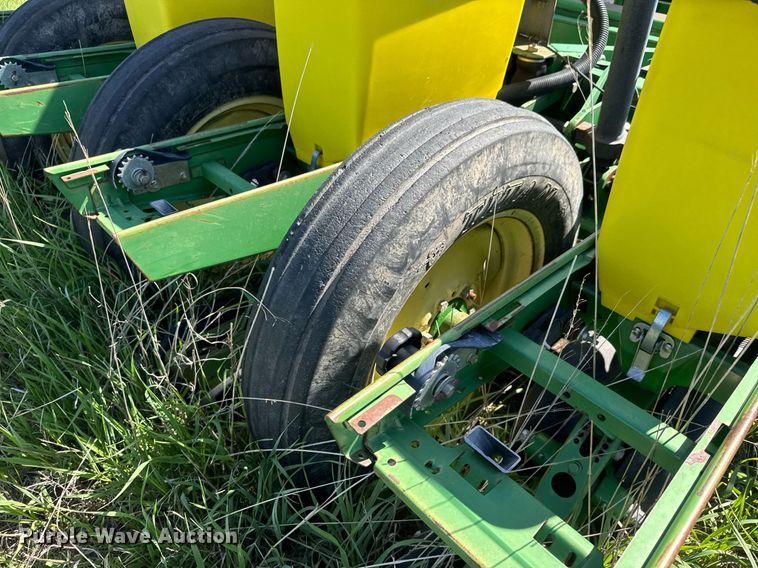 image for item EQ1432 2002 John Deere 1770 Conservation planter