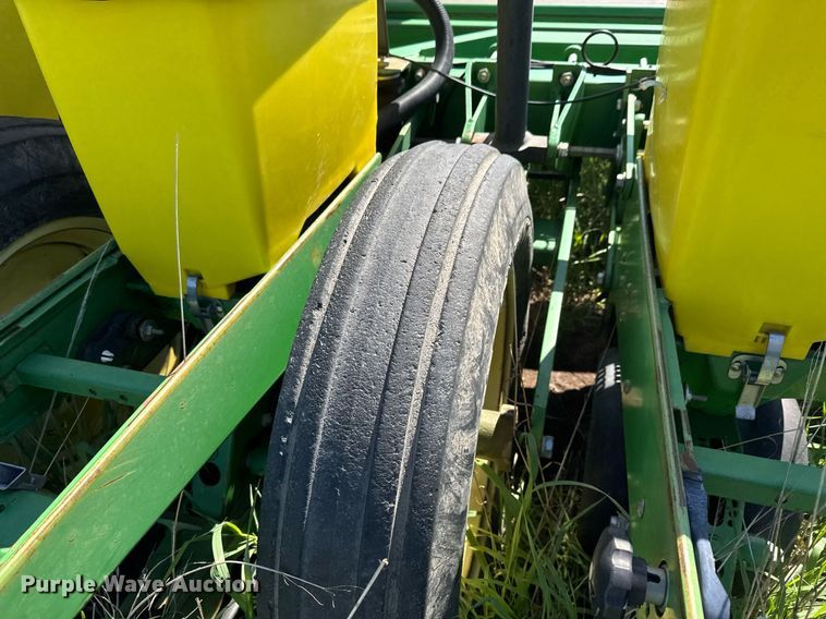 image for item EQ1432 2002 John Deere 1770 Conservation planter
