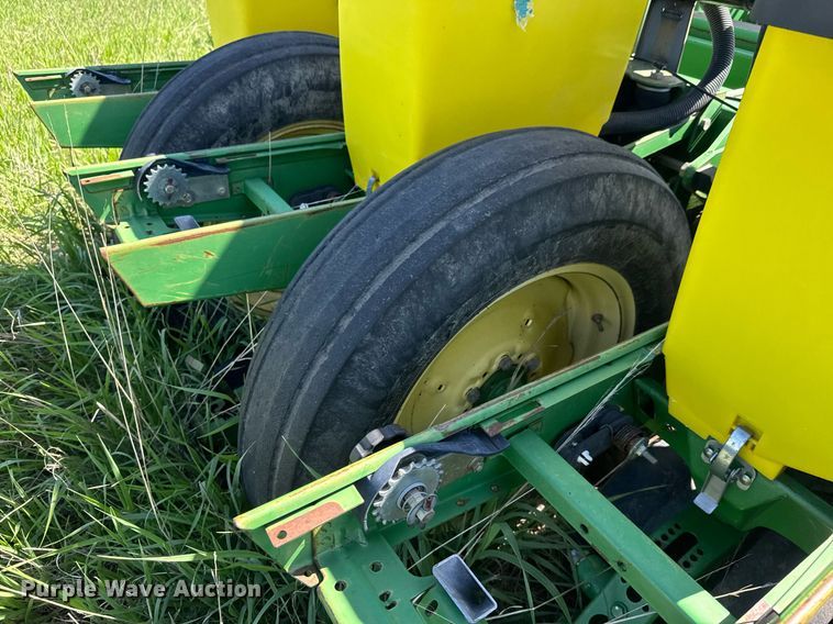 image for item EQ1432 2002 John Deere 1770 Conservation planter