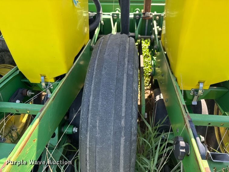 image for item EQ1432 2002 John Deere 1770 Conservation planter