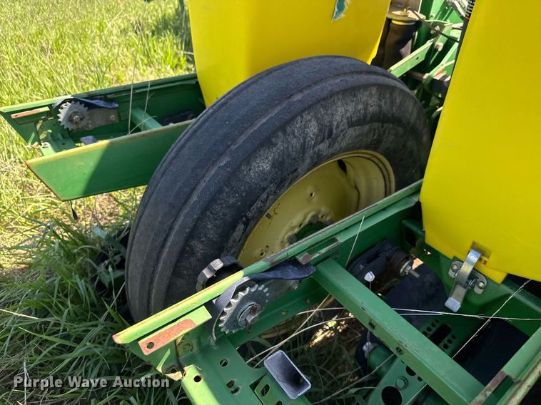 image for item EQ1432 2002 John Deere 1770 Conservation planter