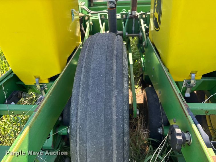 image for item EQ1432 2002 John Deere 1770 Conservation planter