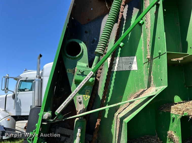 image for item EQ4771 John Deere 569 MegaWide Plus round baler