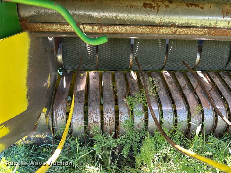 image for item EQ4781 1991 John Deere 535 round baler