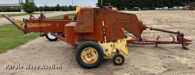 image for item EQ4815 New Holland 281 small square baler