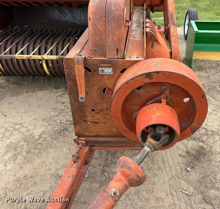 image for item EQ4815 New Holland 281 small square baler