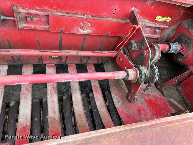 image for item EQ4815 New Holland 281 small square baler