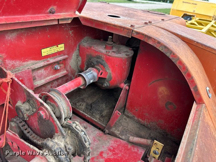 image for item EQ4815 New Holland 281 small square baler