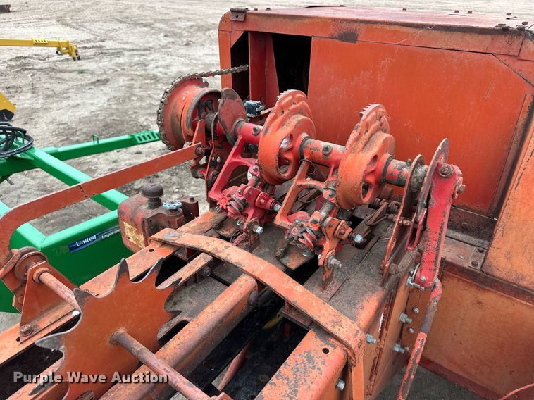 image for item EQ4815 New Holland 281 small square baler