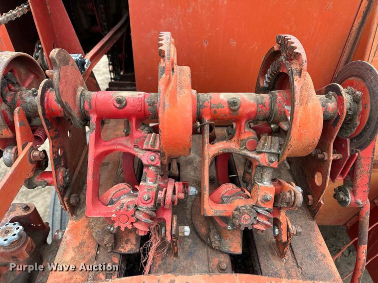 image for item EQ4815 New Holland 281 small square baler