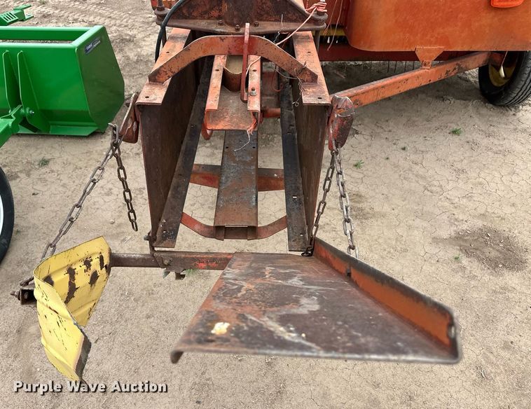 image for item EQ4815 New Holland 281 small square baler