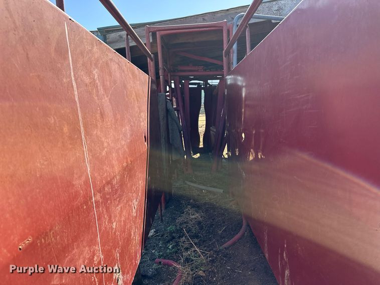 image for item IP9566 Livestock corral with palpation chute