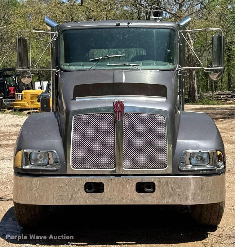 image for item DO0933 2005 Kenworth T300 flatbed truck