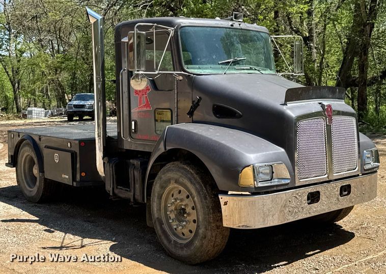 image for item DO0933 2005 Kenworth T300 flatbed truck