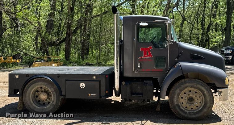 image for item DO0933 2005 Kenworth T300 flatbed truck