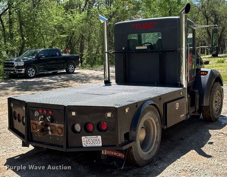 image for item DO0933 2005 Kenworth T300 flatbed truck