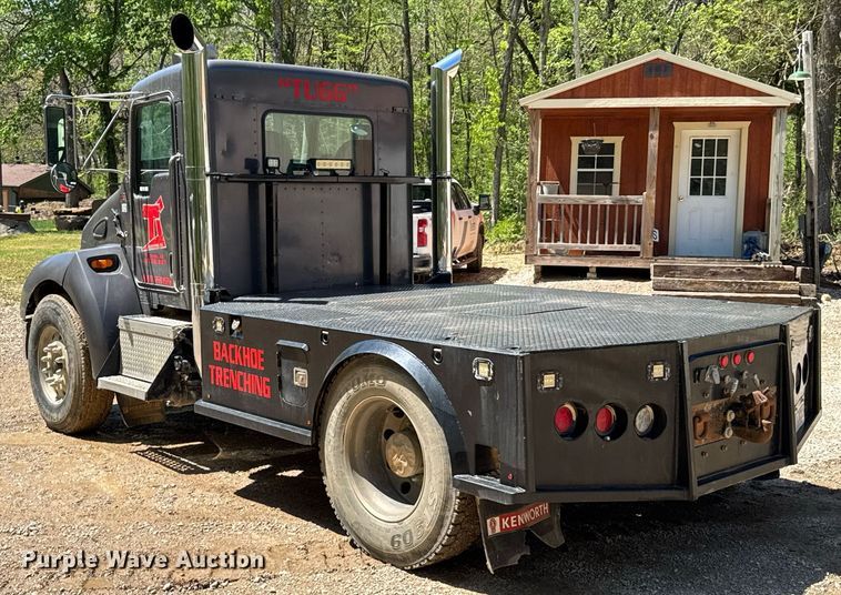 image for item DO0933 2005 Kenworth T300 flatbed truck