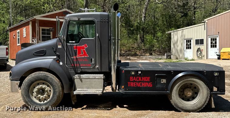 image for item DO0933 2005 Kenworth T300 flatbed truck