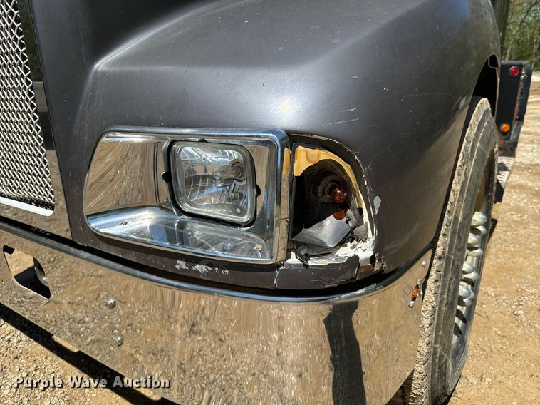 image for item DO0933 2005 Kenworth T300 flatbed truck