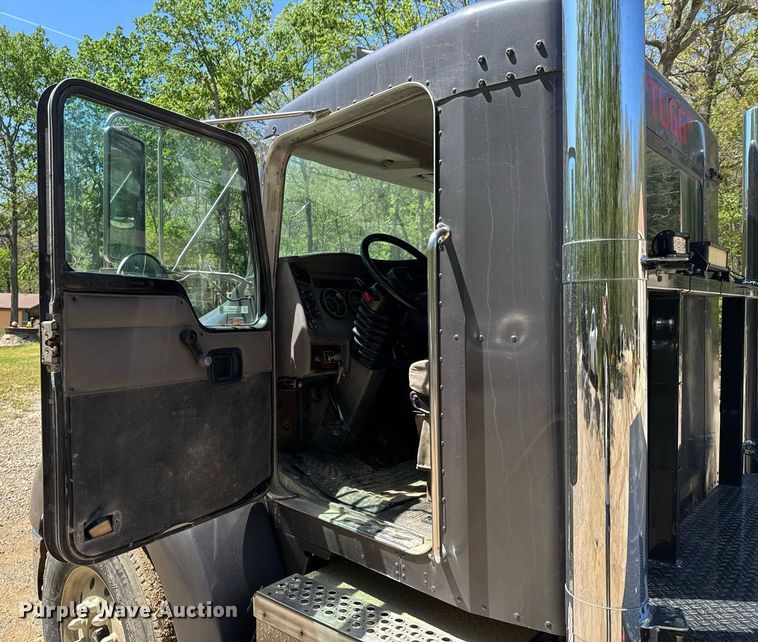 image for item DO0933 2005 Kenworth T300 flatbed truck