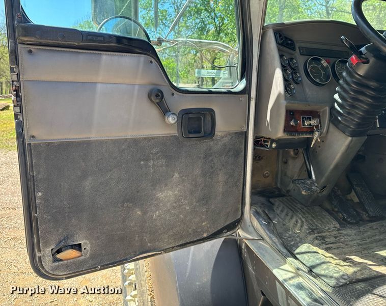 image for item DO0933 2005 Kenworth T300 flatbed truck