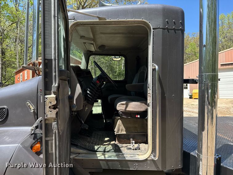 image for item DO0933 2005 Kenworth T300 flatbed truck