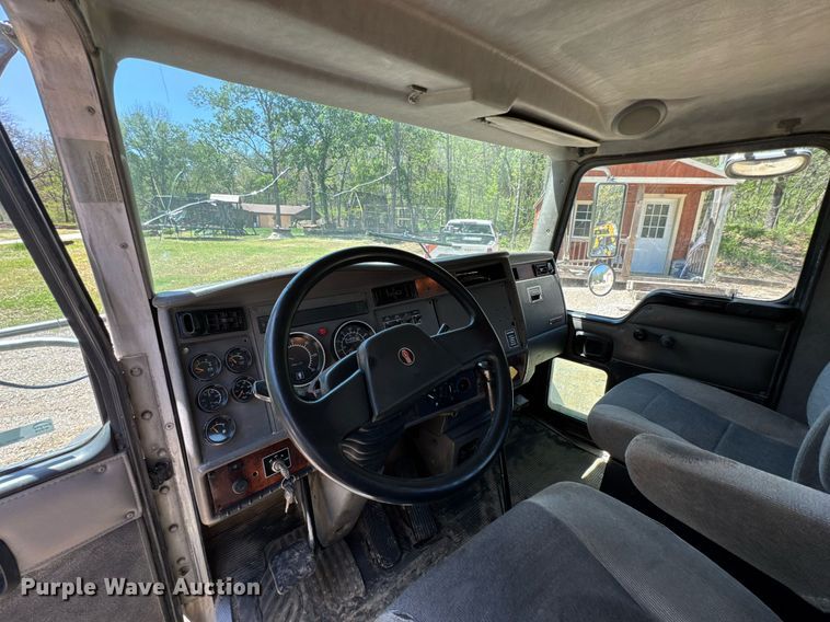 image for item DO0933 2005 Kenworth T300 flatbed truck