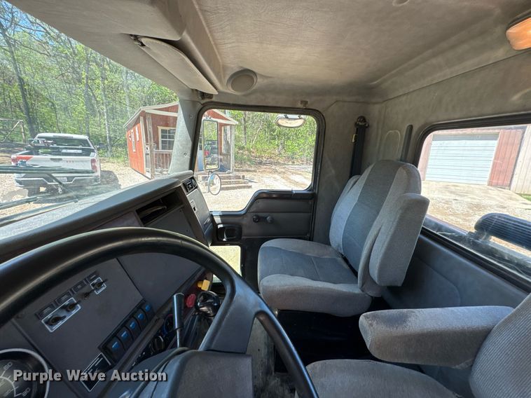 image for item DO0933 2005 Kenworth T300 flatbed truck