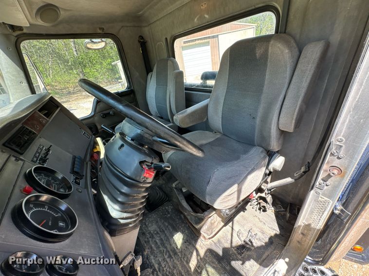 image for item DO0933 2005 Kenworth T300 flatbed truck