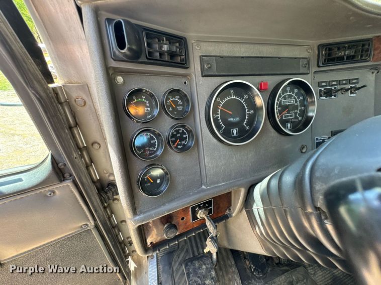 image for item DO0933 2005 Kenworth T300 flatbed truck