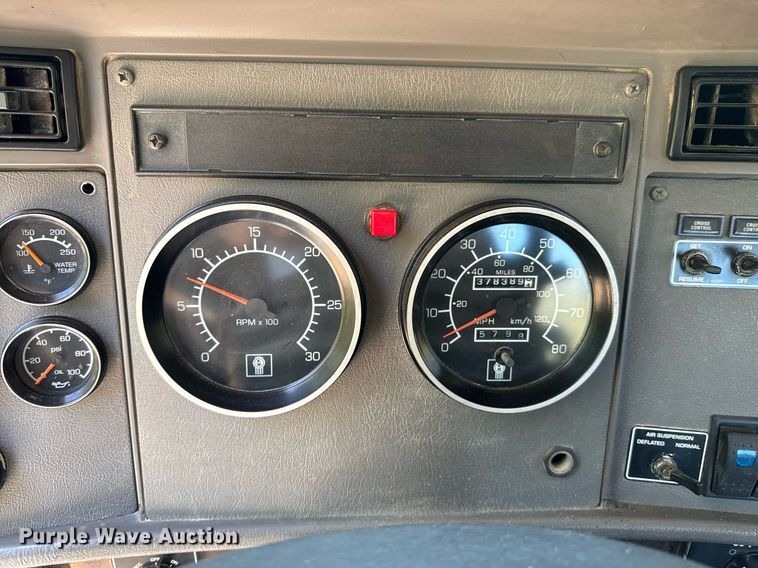 image for item DO0933 2005 Kenworth T300 flatbed truck