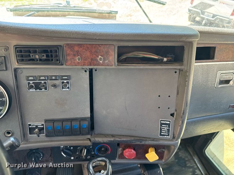 image for item DO0933 2005 Kenworth T300 flatbed truck