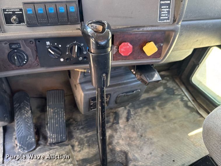 image for item DO0933 2005 Kenworth T300 flatbed truck